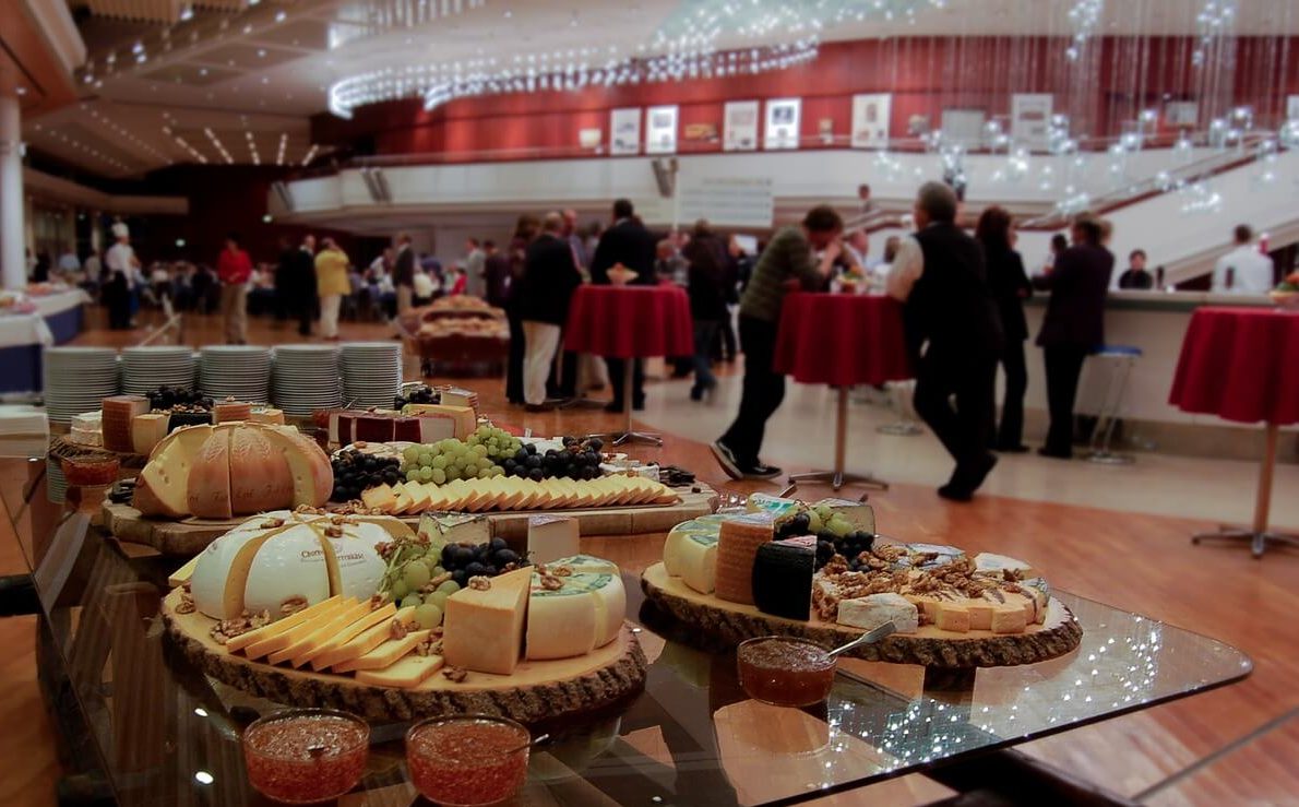 How to Reduce Your Expenses on Corporate Catering - 4 Tips